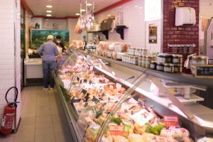 Vitrine bien garnis de charcuterie diverse